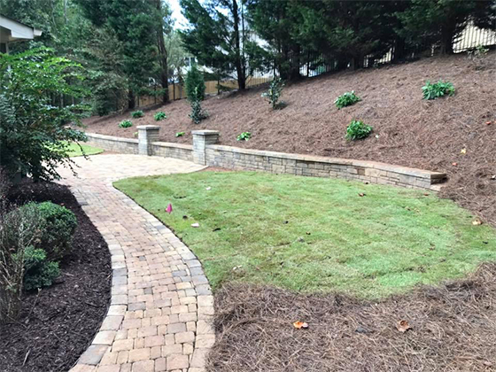 RETAINING WALL WITH ACCENT COLUMNS